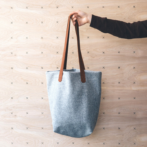 76e9cb8880733b63-twig-and-horn-wool-tote-bag-bison-leather-gray_grande