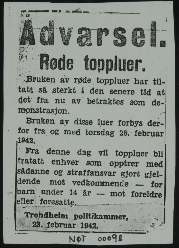 Scan from a newspaper which reads, 
"Advarsel.
Røde toppluer.
Bruken av røde toppluer har tiltatt så sterkt i den senere tid at det fra nu av betraktes som demonstrasjon.
Bruken av disse luer forbys derfor fra og med torsdag 26. februar 1942.
Fra denne dag vil toppluer bli fratatt enhver som opptrer med sådanne og straffansvar gjort gjeldende mot vedkommende - for barn under 14 år - mot foreldre eller foresatte.
Trondheim politikammer,
23. februar 1942."
